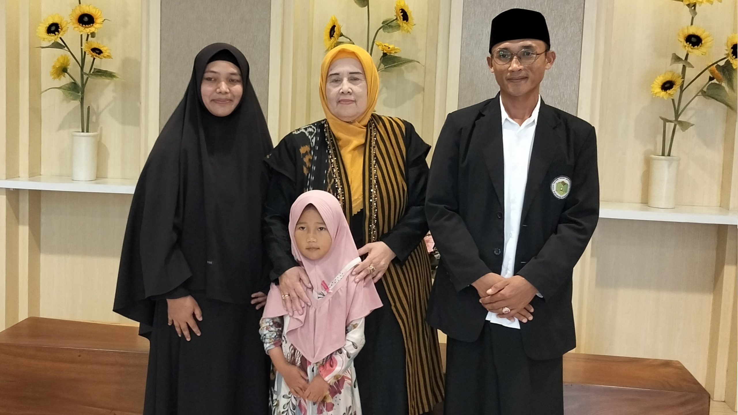 Foto Pengasuh bersama Nyai Hj Mutammimah Hasyim Muzadi